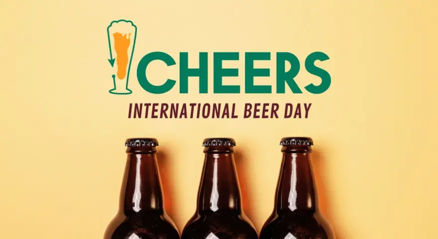 Trzy butelki piwa na żółtym tle. Napis "CHEERS INTERNATIONAL BEER DAY" świętuje dzień piwa.