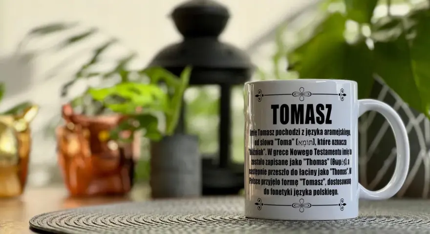 Kubek z napisem "Tomasz" i opisem pochodzenia imienia. Idealny prezent na imieniny Tomasza.