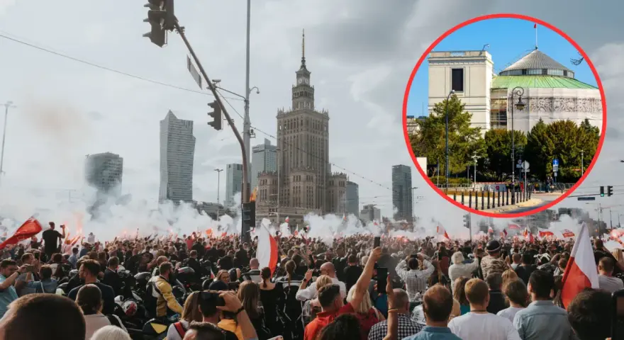 Tłum z flagami i racami na tle Pałacu Kultury. 21 sierpnia to święto upamiętniające ważne wydarzenia.
