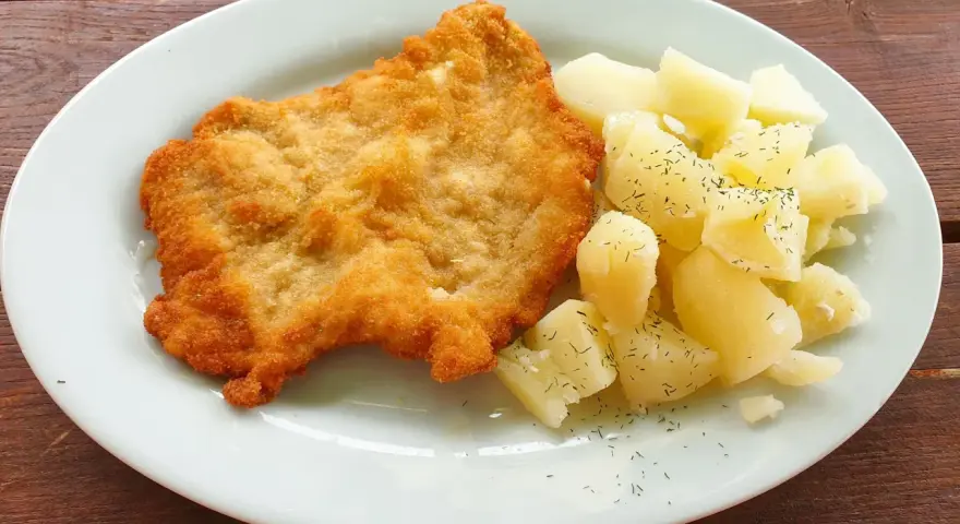 Schabowy z ziemniakami na talerzu. Idealny obiad na 7 listopada, święta nietypowe, gdy chcemy zjeść coś pysznego.