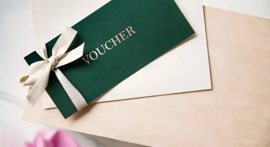 Elegancki voucher z kokardką, idealny prezent na dzień szwagra.