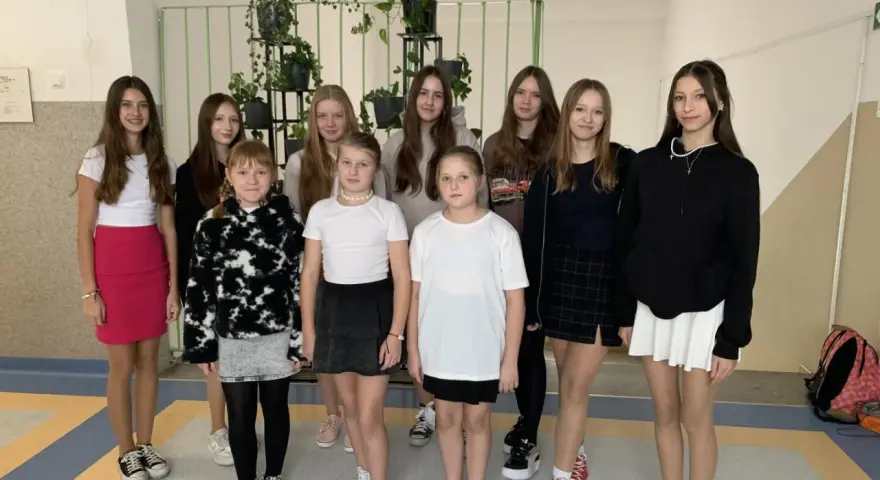 Dziewczyny świętują dzień spódnicy, prezentując różnorodne stylizacje.