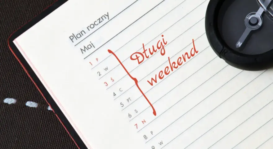 Plan roczny na maj. Czerwonym flamastrem zaznaczono "Długi weekend". Kompas sugeruje podróż w 2030 roku.
