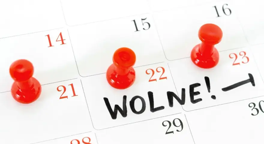 Kalendarz z zaznaczonymi dniami. Na 22 lipca widnieje napis "WOLNE!", a obok strzałka. To znak, że czekają nas święta w lipcu!