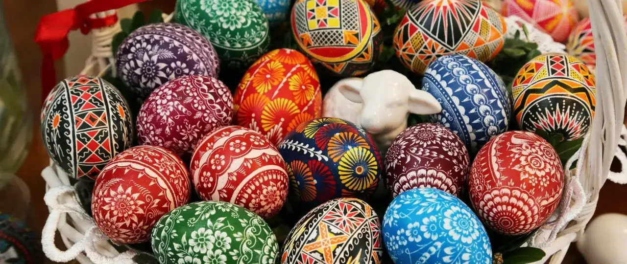 Wielkanocne pisanki w koszyku, pełne wzor&oacute;w i kolor&oacute;w. Ciekawe ciekawostki o wielkanocy można odkryć, przyglądając się tym artystycznym dziełom.
