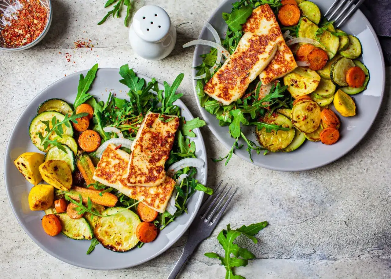 11 stycznia nietypowe święta! Dwa talerze grillowanego sera halloumi z pieczonymi warzywami i rukolą. Pyszna i lekka uczta.