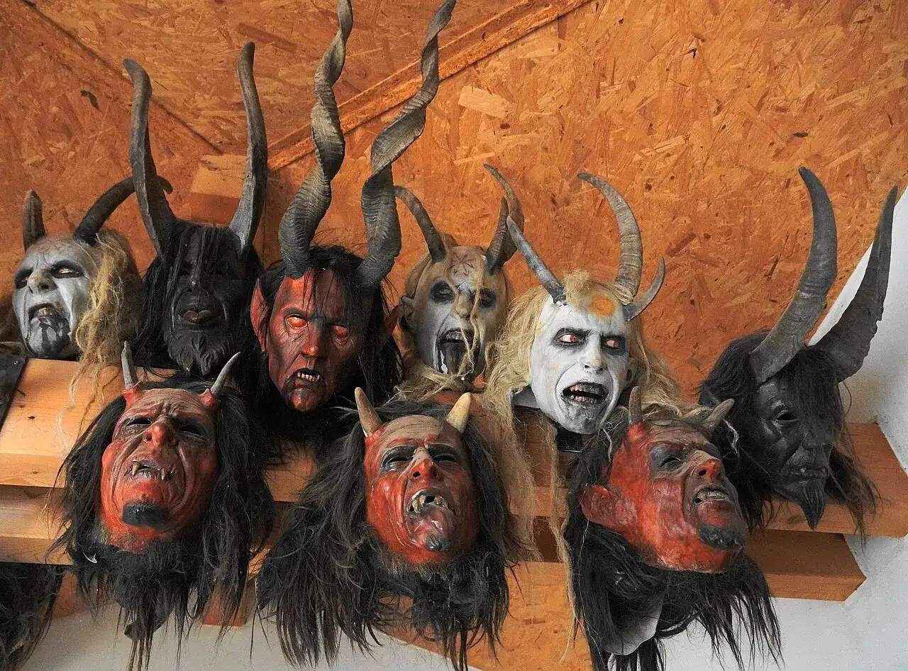 Krampus co to? Zobacz przerażające maski z rogami i kłami, które budzą grozę.