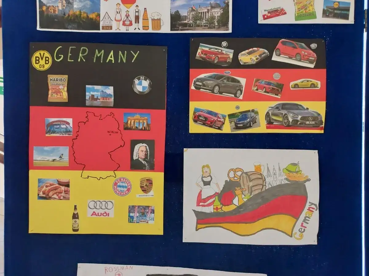 Tablica z okazji 3 października święto. Niemieckie marki, zabytki, jedzenie i samochody.