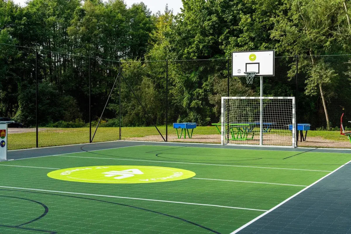 Boisko z boiskiem do koszyk&oacute;wki i piłki nożnej, idealne na dzień sportu.