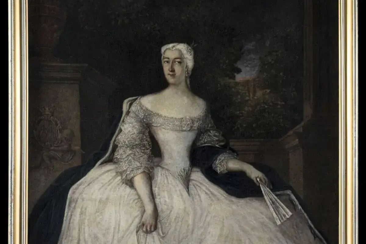 Portret kobiety w białej sukni, przypominającej legendę o białej damie. Trzyma wachlarz, a jej str&oacute;j jest bogato zdobiony koronkami.