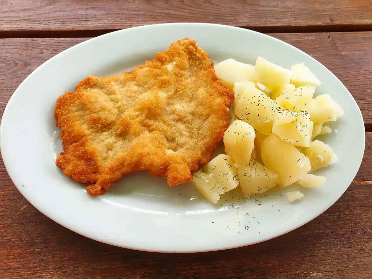 Chrupiący kotlet schabowy z ziemniakami posypanymi koperkiem. Idealny obiad, nawet jeśli 7 listopada święta nietypowe.
