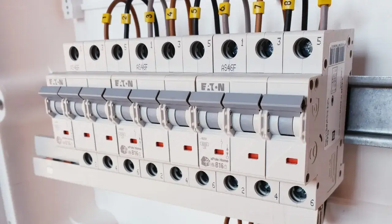 Dzień elektryka to święto tych, kt&oacute;rzy dbają o nasze bezpieczeństwo. Na zdjęciu widać bezpieczniki w rozdzielnicy.